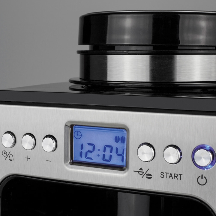 Nahaufnahme einer Kaffeemaschine mit digitaler Anzeige und Knöpfen.