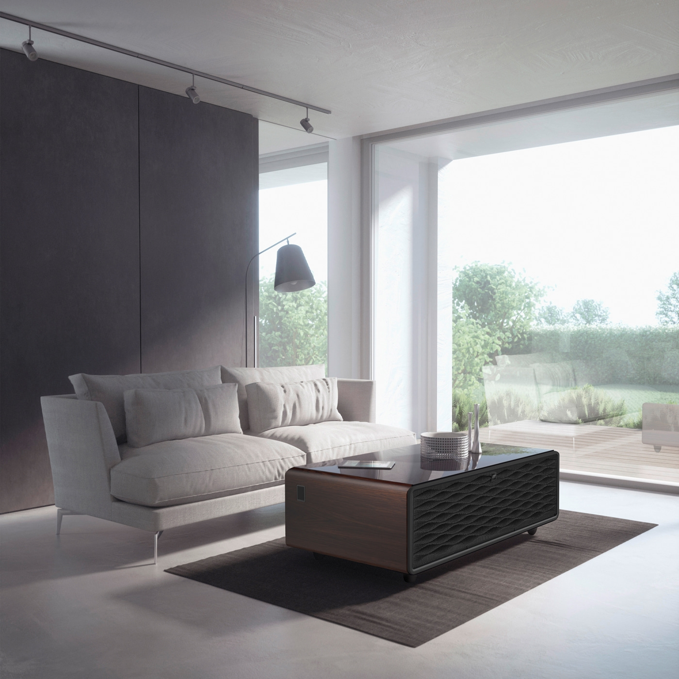 Modernes Wohnzimmer mit Sofa, Tisch und großem Fenster mit Gartenblick.