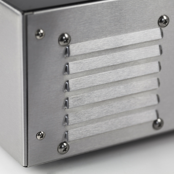 Metallgehäuse mit Schrauben und Lüftungsschlitzen, Nahaufnahme, silberfarbenes Design