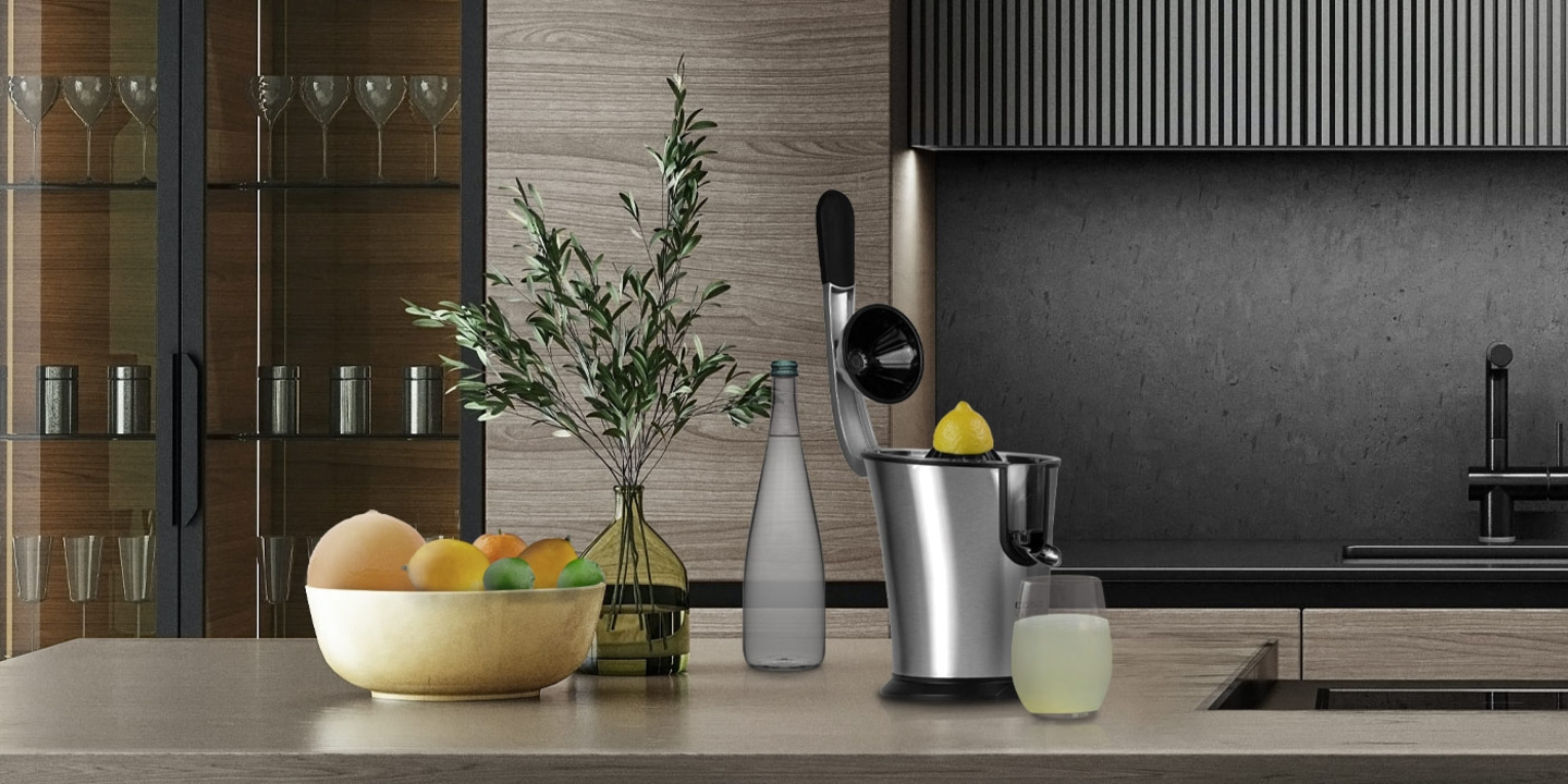 Küche mit Zitronenpresse, Obstschale, Glas, Flasche und Dekoration