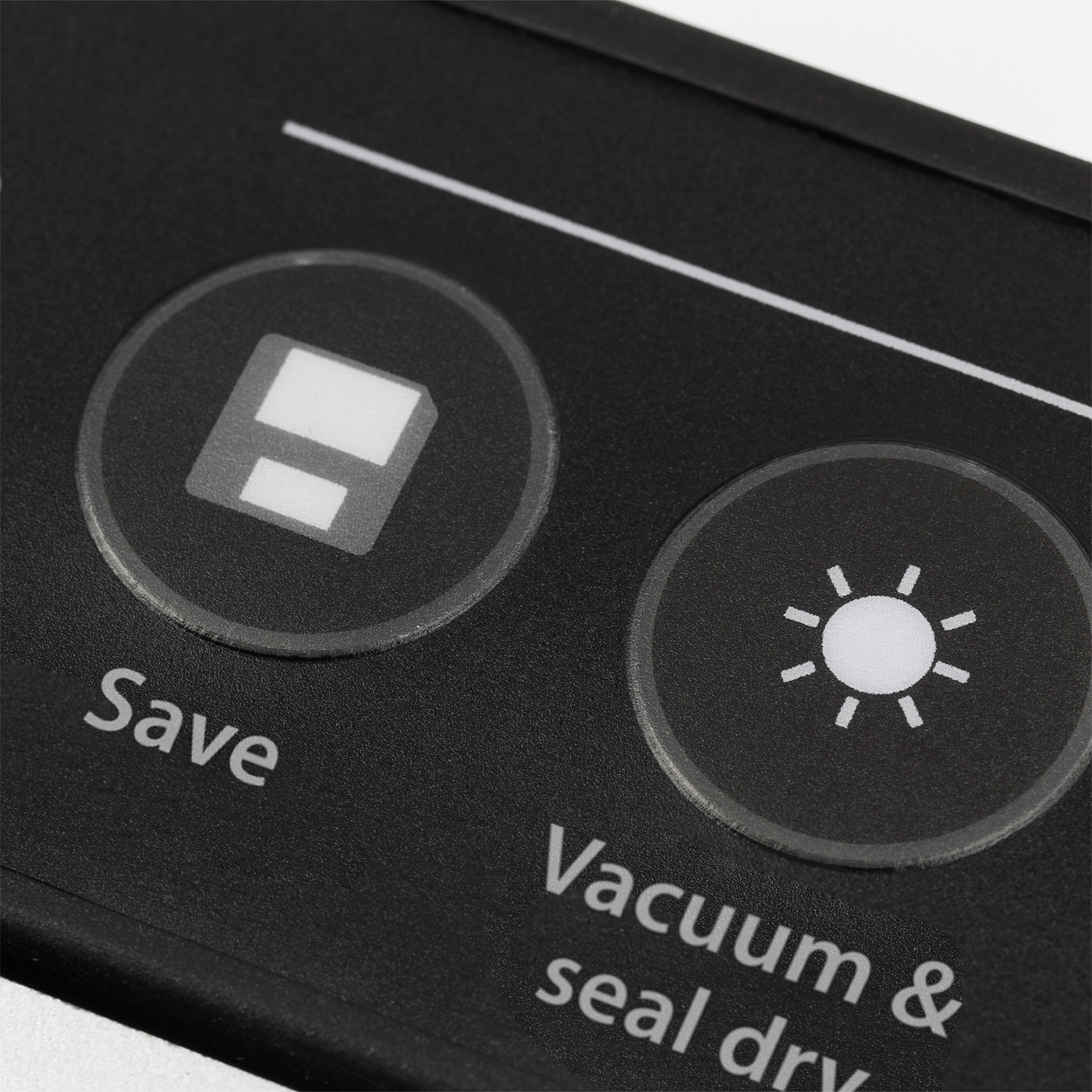 Schwarzes Bedienfeld mit zwei Knöpfen: Speichern und Vakuumieren & Trocknen.