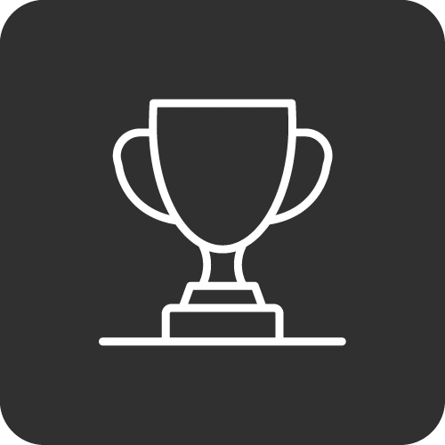 Eine Trophäe auf einem Sockel vor einem dunklen Hintergrund.