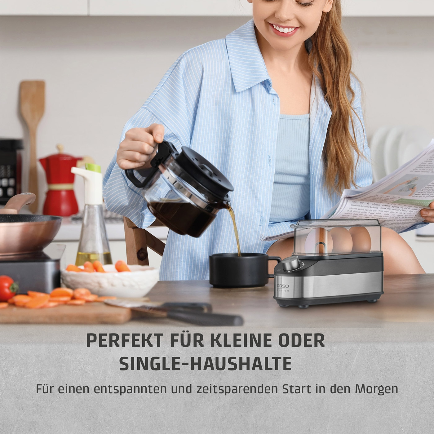 Frau gießt Kaffee ein, neben einem Eierkocher und Gemüse.