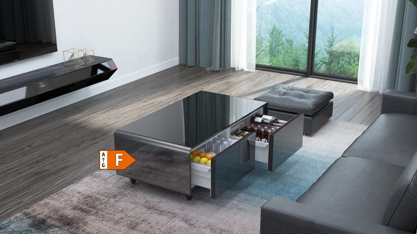 Ein moderner Couchtisch mit integriertem Kühlschrank und Getränken.