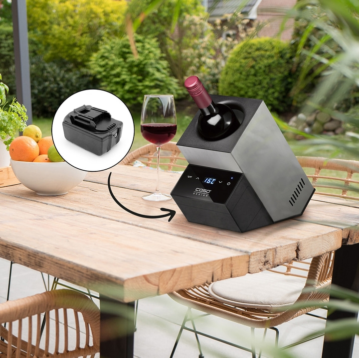 Weinkühler mit Batterie auf einem Holztisch im Freien