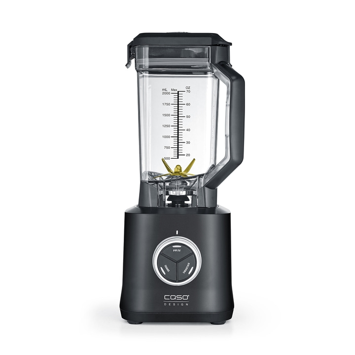 Schwarzer Mixer mit Messbecher, Bedienfeld und COSO-Design-Logo. Für Smoothies und Shakes.