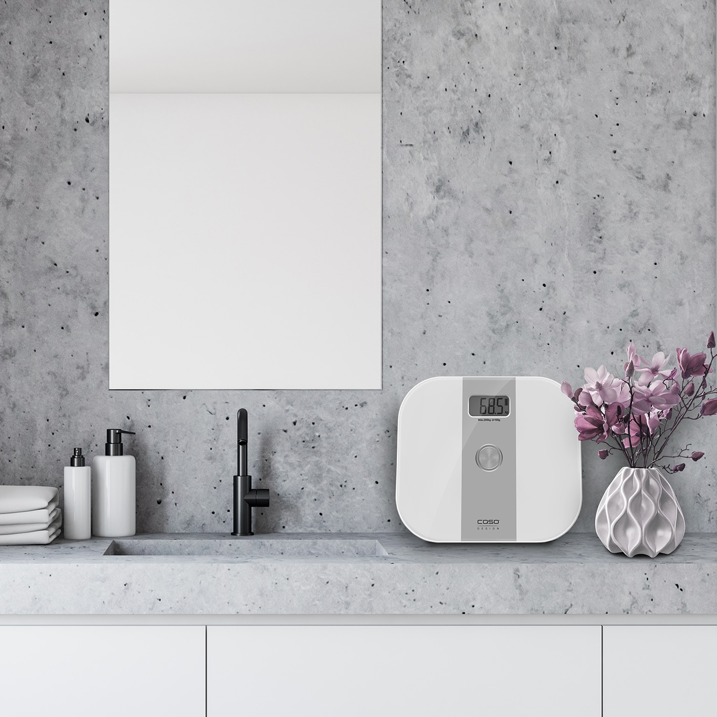 Badezimmer-Szene mit Waage, Spiegel, Waschbecken, Seifenspendern und Blumen in einer Vase