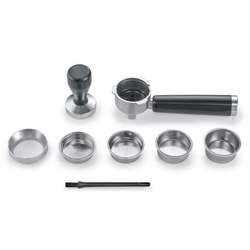 Espressomaschinenzubehör: Siebe, Tamper, Siebträger und Bürste.
