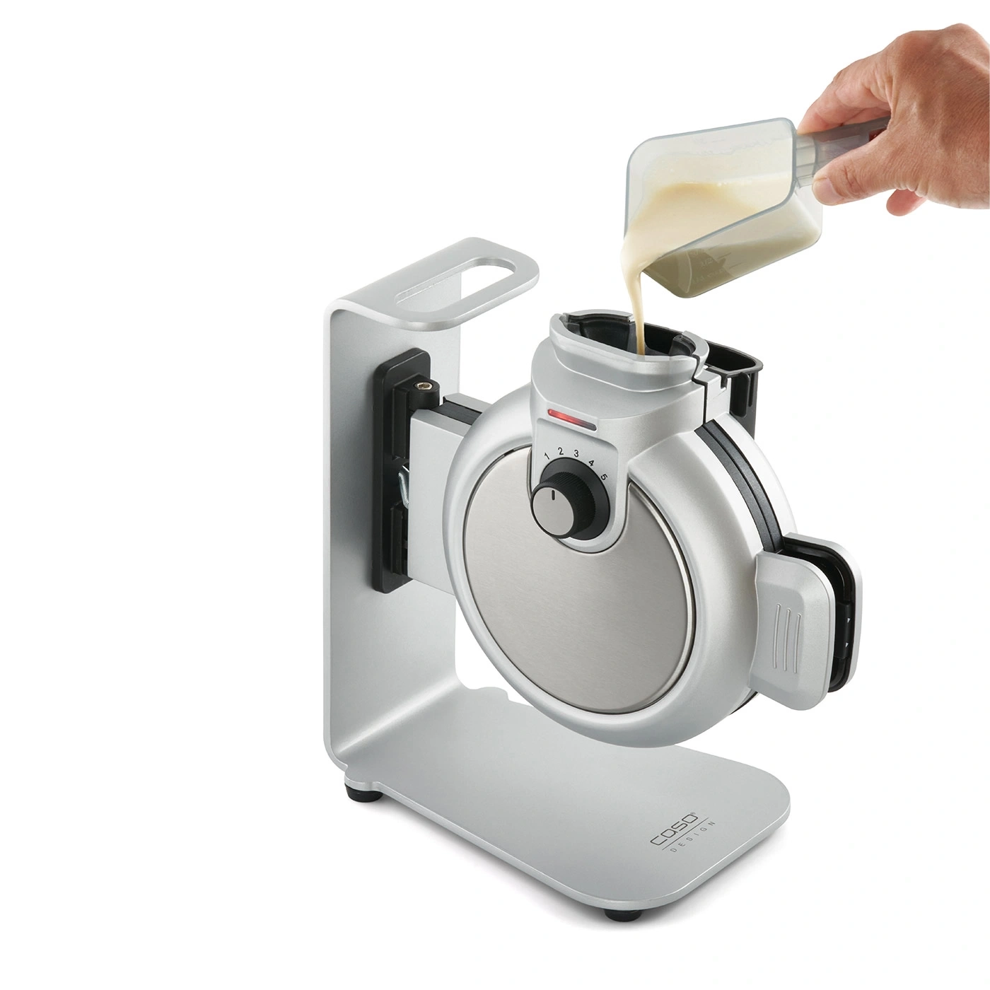 Waffeleisen mit Teig befüllen, silbernes Gerät, Hand, Gießen, Küche, Essen, Kochen, Frühstück, Backen