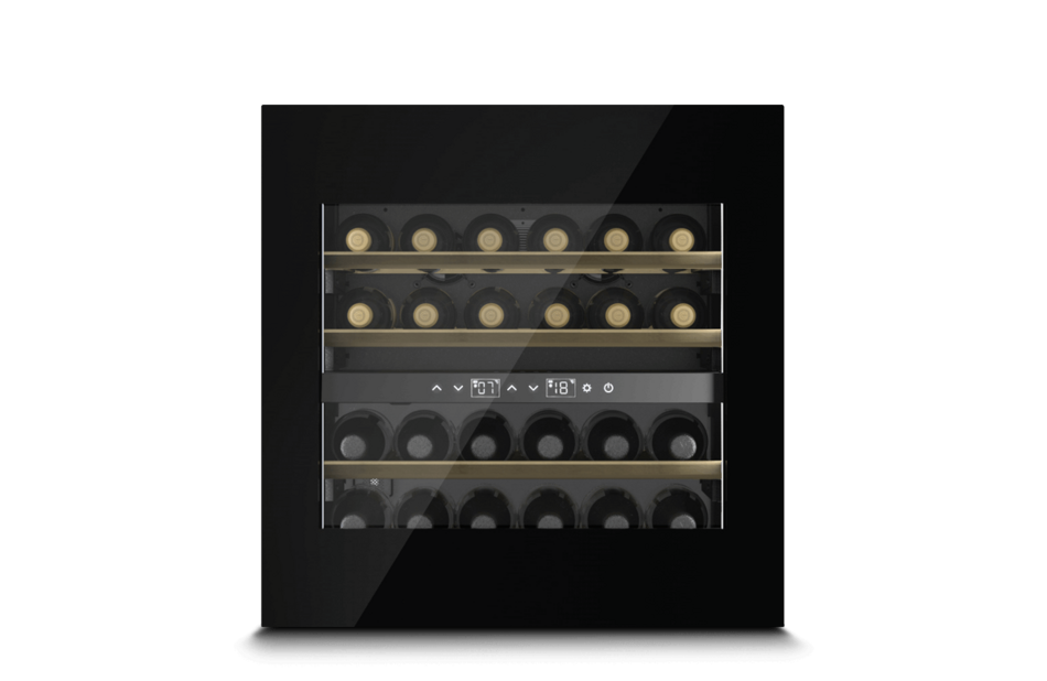 Weinkühlschrank mit mehreren Fächern für Weinflaschen unter schwarzem Glas.