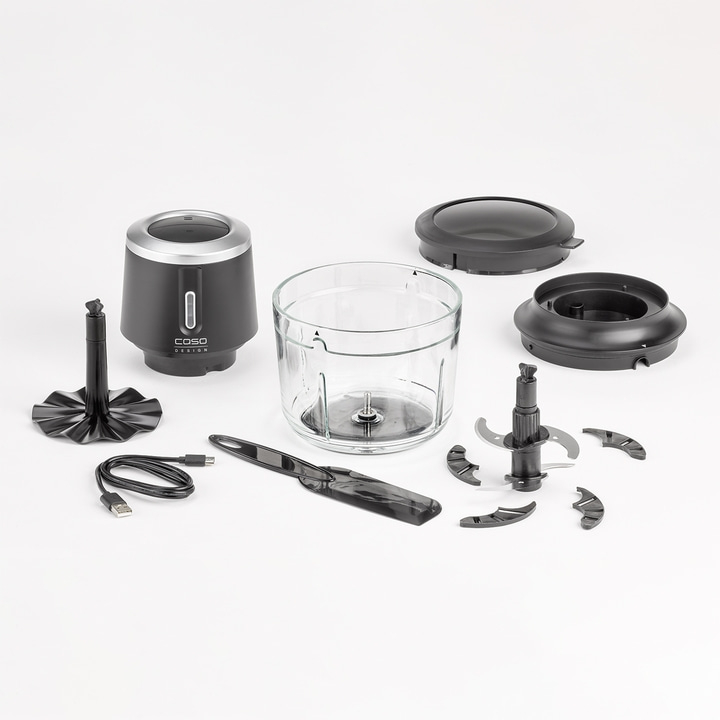 Zerkleinerer mit Zubehör auf weißem Hintergrund, bereit zum Kochen.