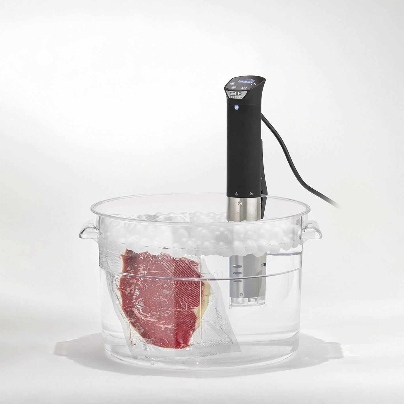 Sous-Vide-Gerät mit Steak in Wasserbad. Kochen im Vakuumbeutel.