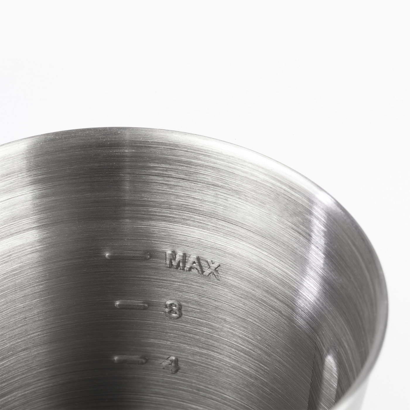 Nahaufnahme eines Metallbehälters mit Messmarkierungen, MAX, 3, 4, glänzend, hell