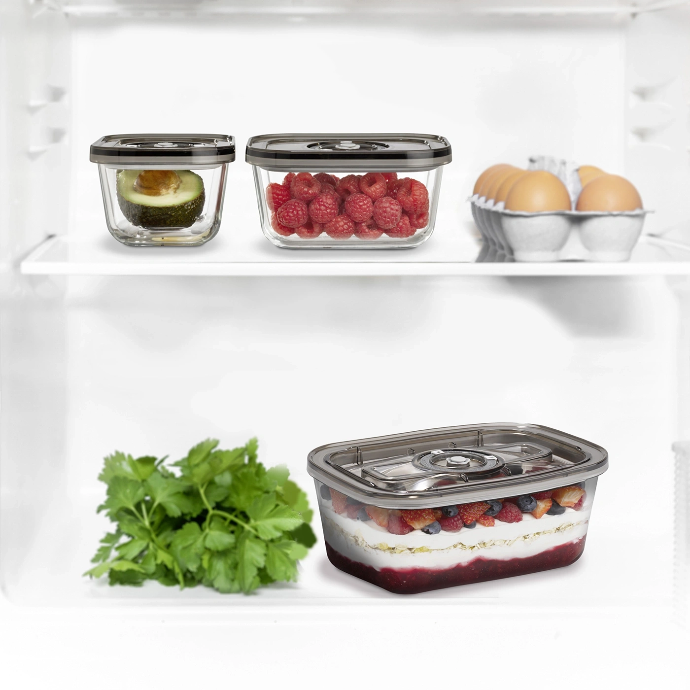 Kühlschrank mit Lebensmitteln: Avocado, Himbeeren, Eier, Dessert, Petersilie.