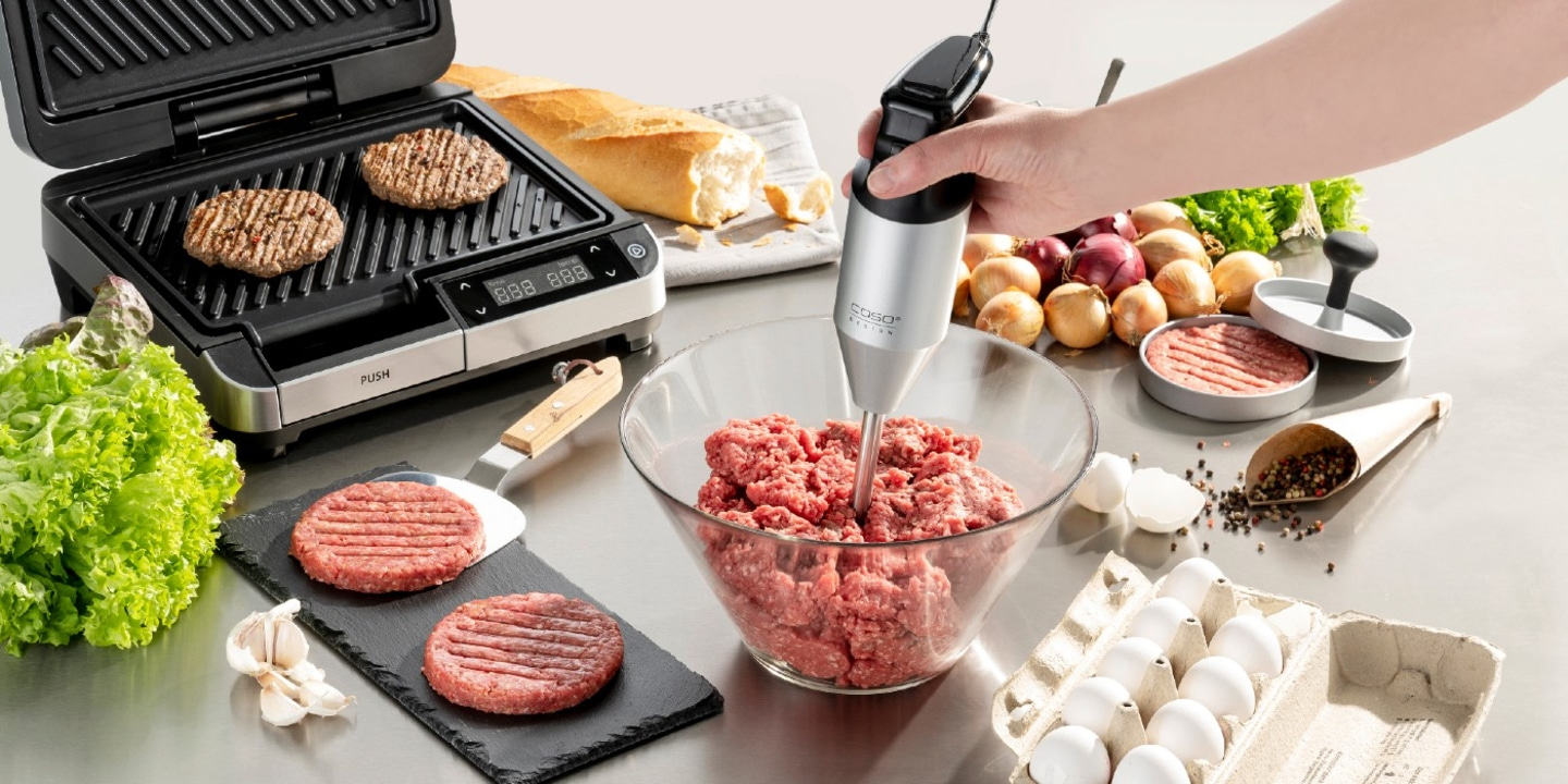 Burger Zubereitung mit Grill, Fleisch, Gemüse und Zutaten.