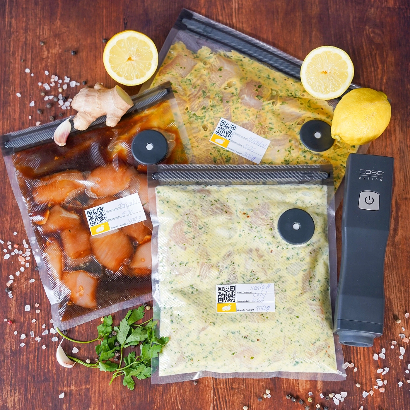 Vakuumverpackte Lebensmittel mit Zitrone, Ingwer und Knoblauch auf Holzuntergrund.