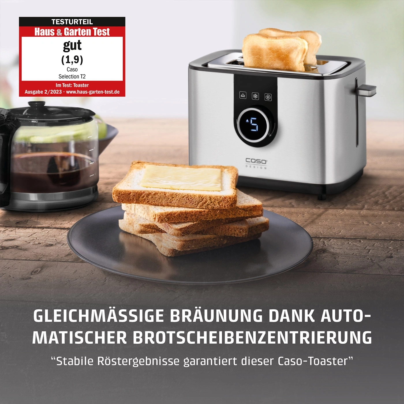 Edler Caso Toaster mit perfekt gebräunteren Toastscheiben, daneben eine Kaffeekanne.