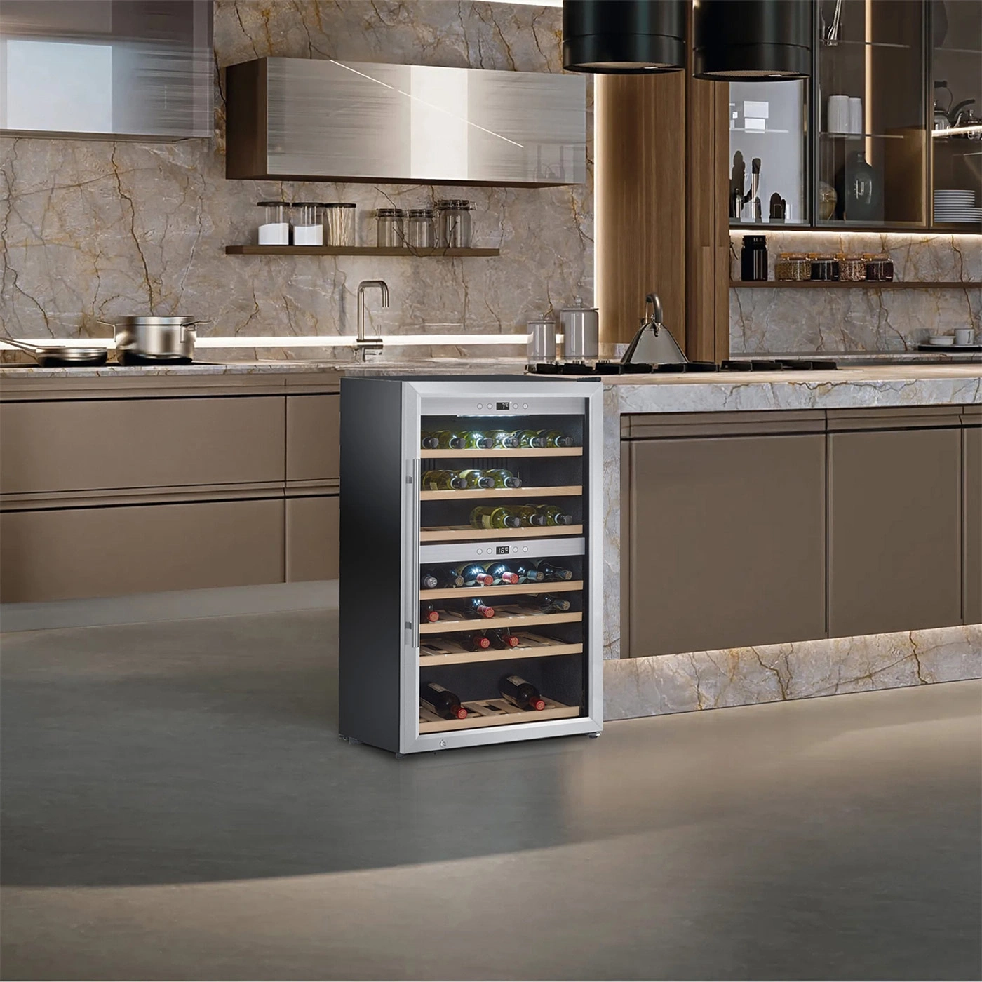 Ein moderner Weinkühlschrank in einer stilvollen Küche mit Marmorarbeitsplatte und braunen Schränken.