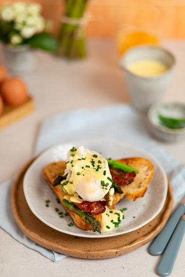 Frühstück mit pochiertem Ei, Spargel und Sauce Hollandaise auf Toastbrot