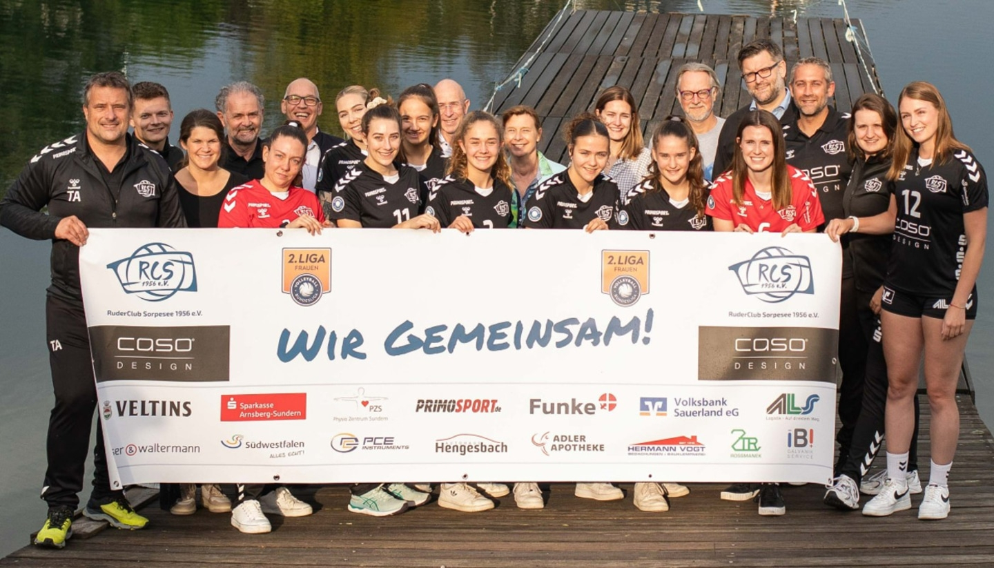 Teamfoto des RuderClub Sorpesee 1956 e.V. mit Sponsoren und dem Schriftzug 'WIR GEMEINSAM!'