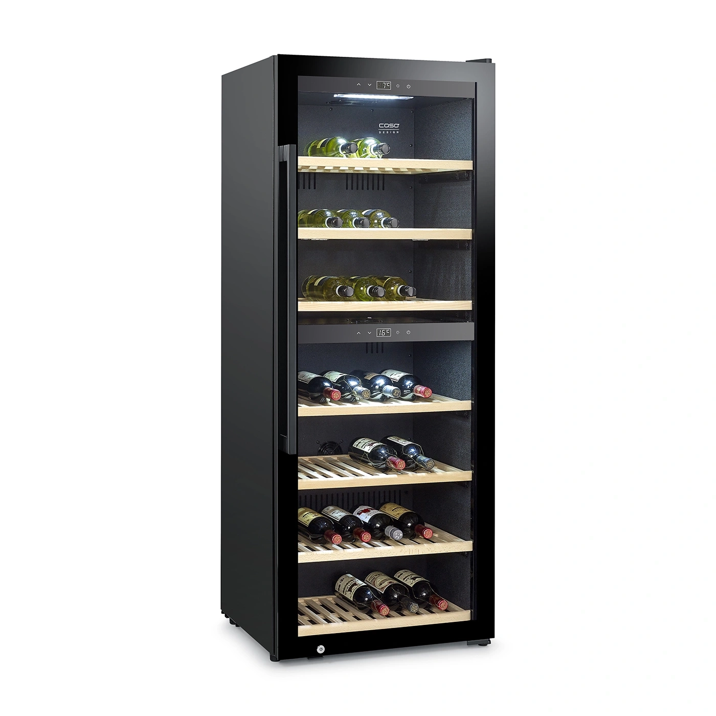 Ein schwarzer Weinkühlschrank mit Glastür und Holzböden, gefüllt mit Weinflaschen.