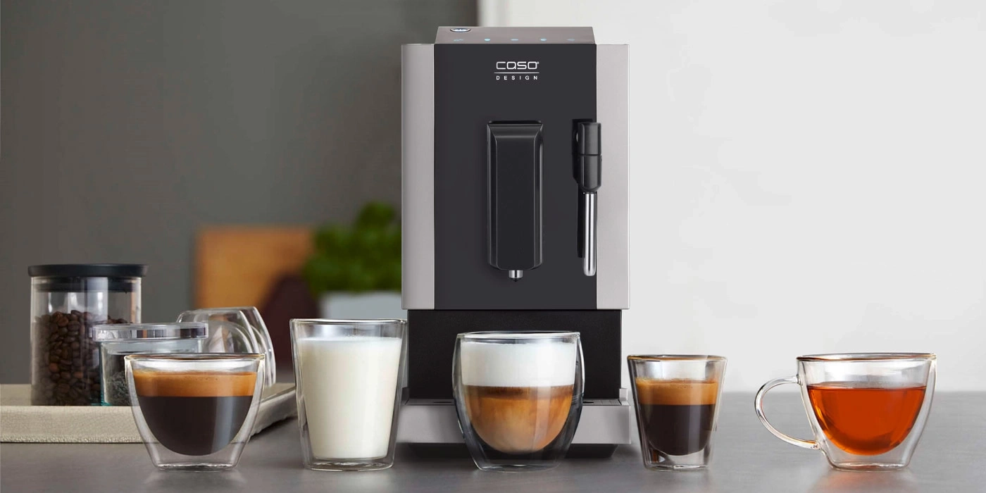 Kaffeemaschine mit verschiedenen Getränken, Gläsern und Kaffeebohnen im Hintergrund.