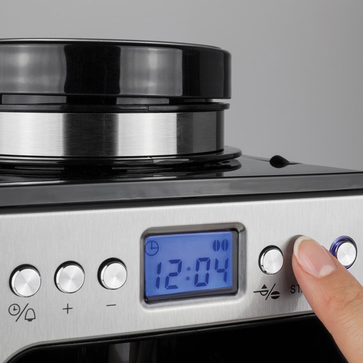 Kaffeemaschine mit digitaler Anzeige und Bedienelementen, Uhrzeit 12:04