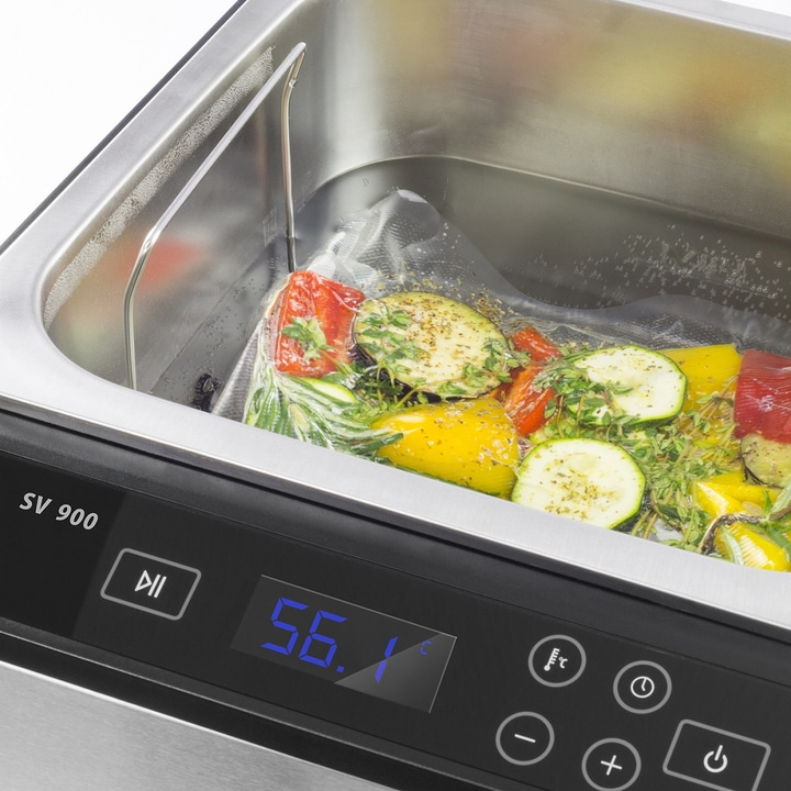 Sous-Vide-Gerät mit Gemüsebeutel. Temperaturanzeige: 56,1 Grad Celsius.
