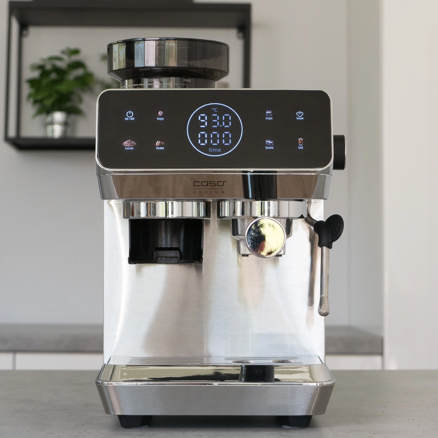 Eine moderne silberne Espressomaschine mit digitalem Display und Knöpfen.