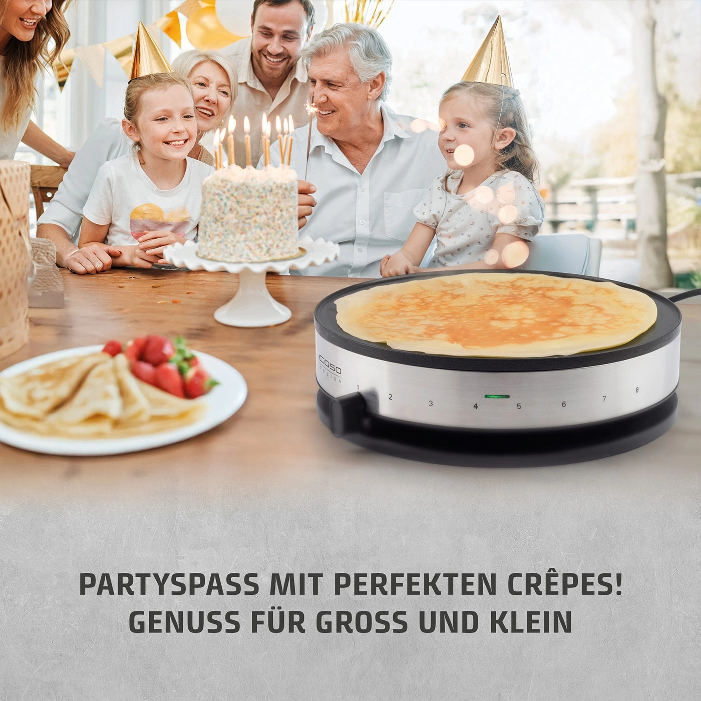 Familie feiert Geburtstag mit Kuchen und Crêpes-Maker.