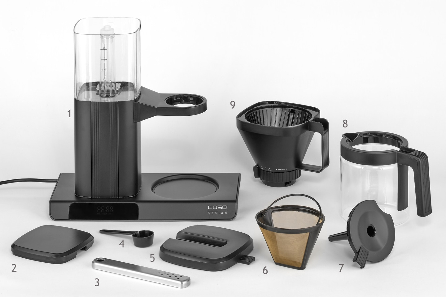 Kaffeemaschine mit Zubehör: Kanne, Filter, Messlöffel, Deckel, etc. für Kaffeezubereitung.
