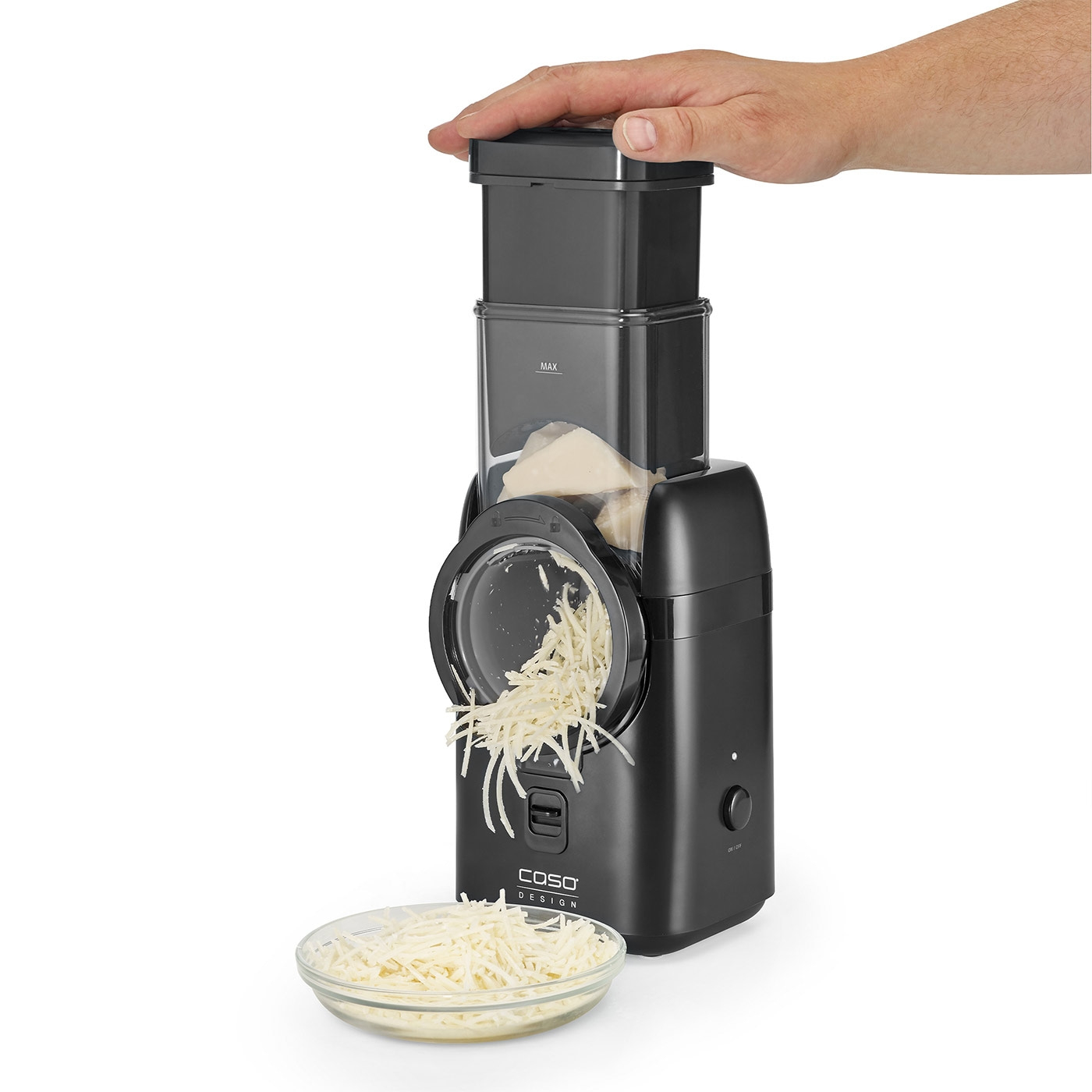 Käseschneider mit Käse in einer Schüssel, Hand drückt auf den Deckel