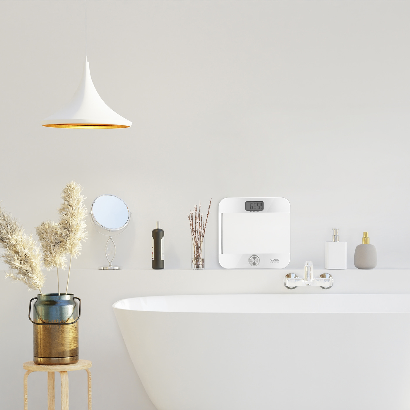Badezimmer-Dekoration mit Waage, Spiegel, Pflanzen und Badewanne. Minimalistisches Design.