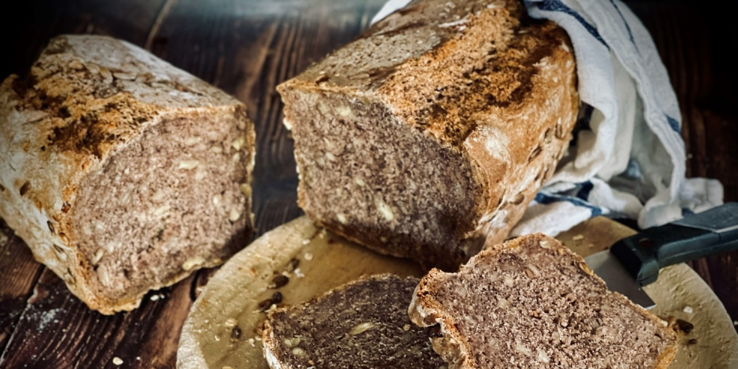 Brotlaibe, aufgeschnitten, auf einem Holzbrett, rustikal, lecker, gesund, Backwaren, Küche, Essen