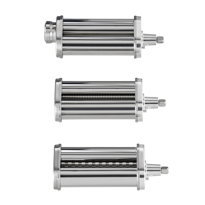 Drei silberne Nudelmaschinen-Aufsätze auf weißem Hintergrund, Nahaufnahme.