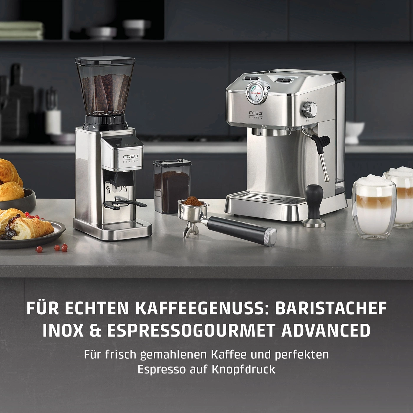 Kaffeemaschine und Kaffeemühle auf Küchentheke