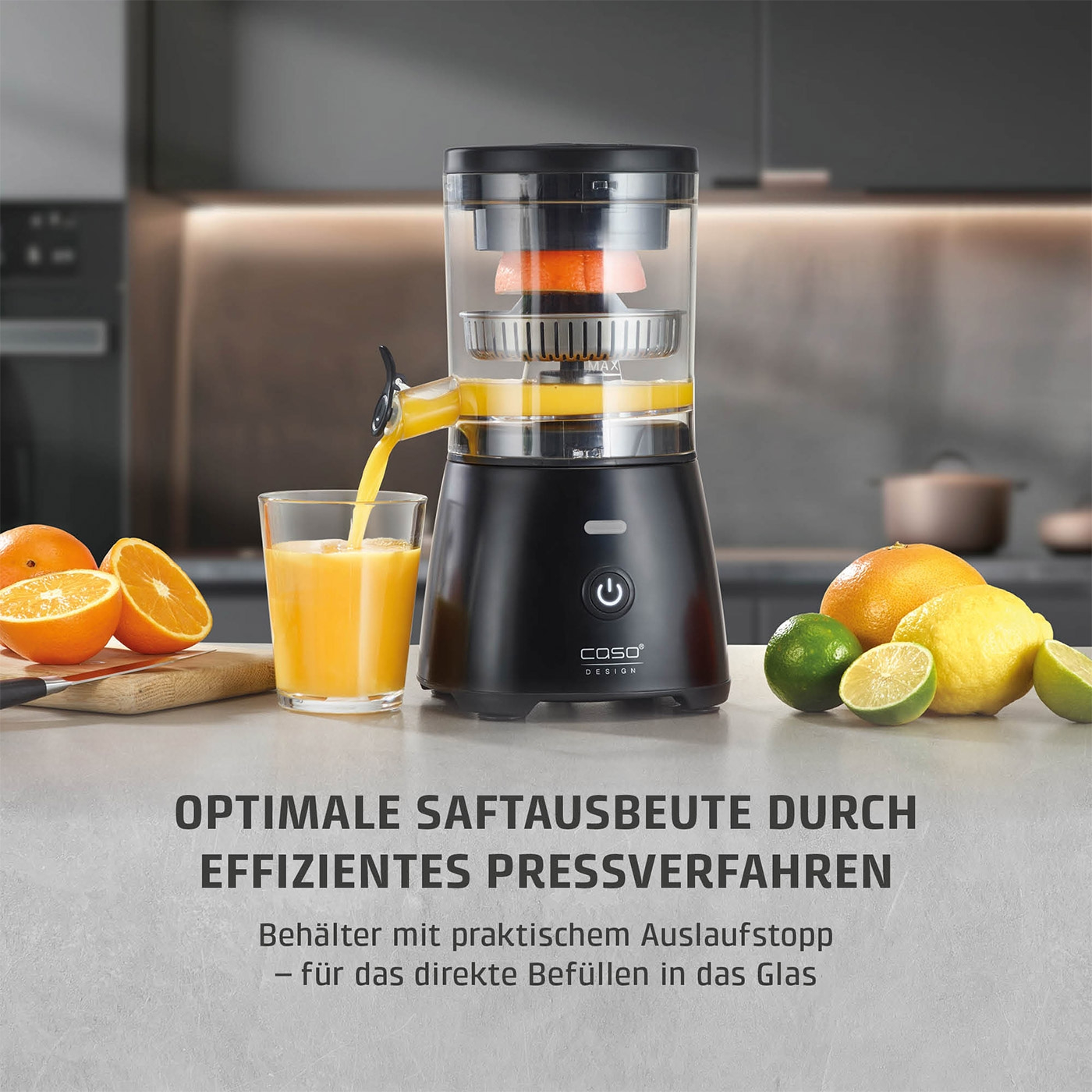 Electric juicer with glass, oranges, lemons and text. Optimal juice yield through efficient pressing.