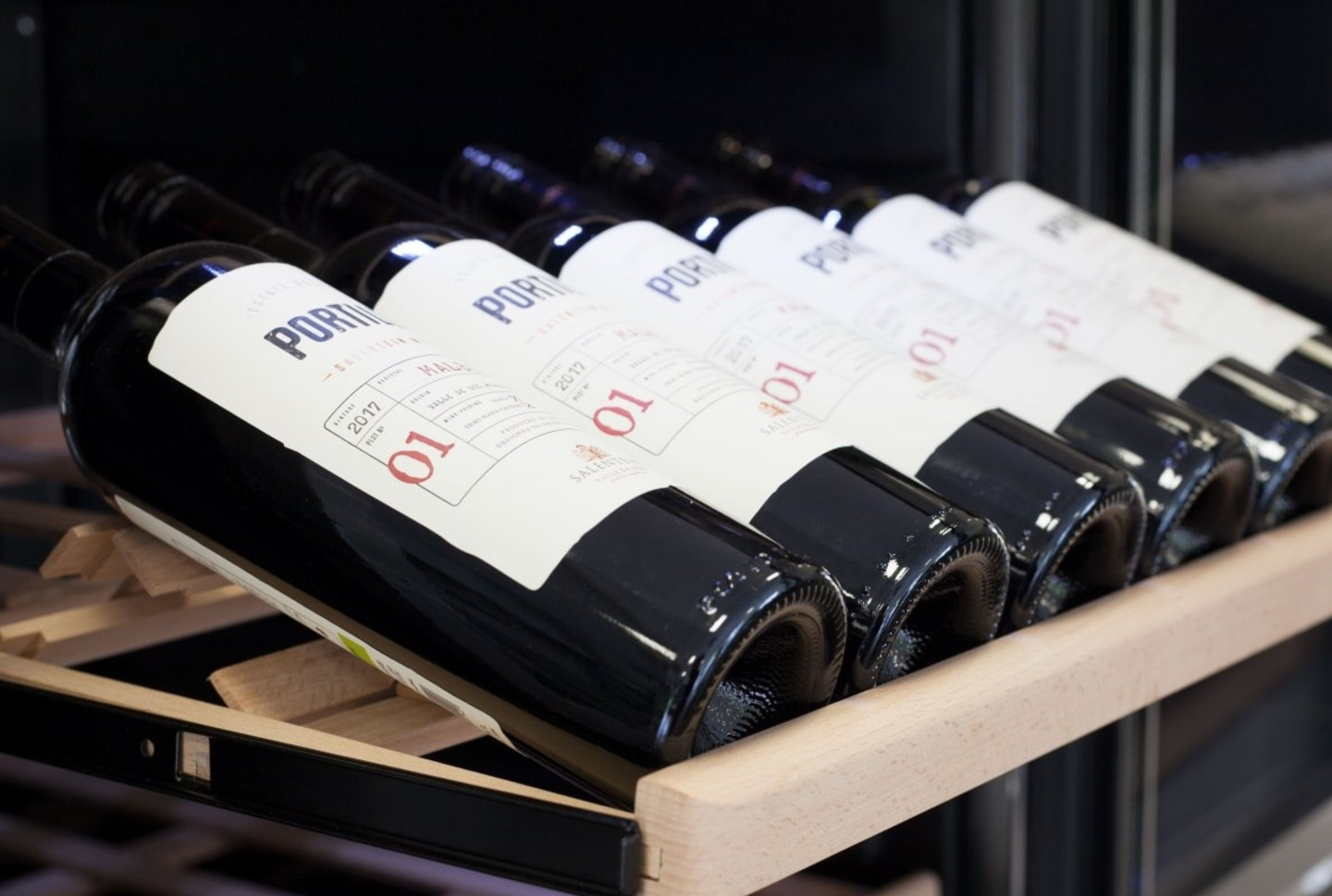 Flaschen Portwein im Regal im Detail, Weinprobe