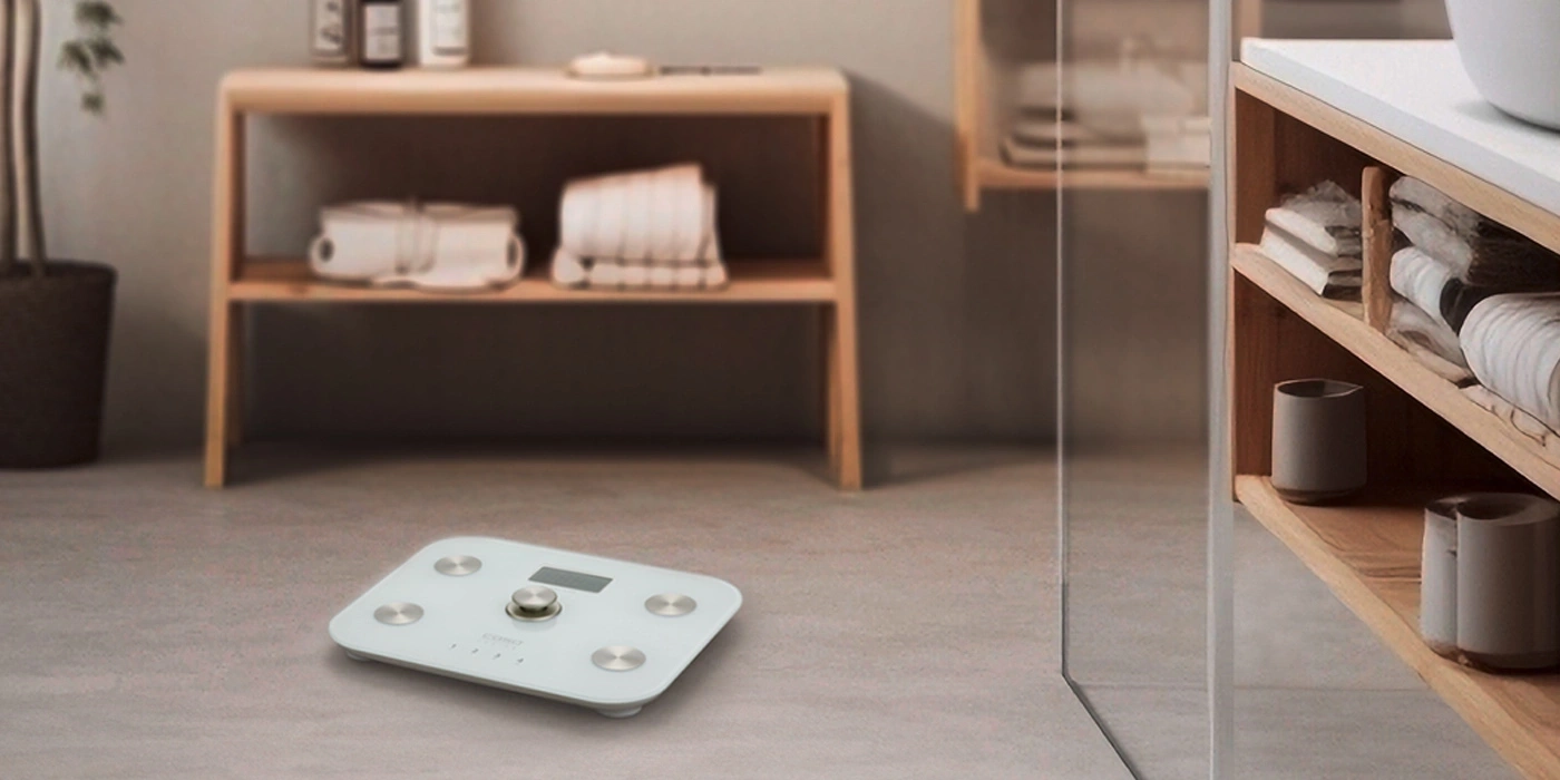 Badezimmer mit Waage, Regalen und Dekoration. Modernes Interieur.