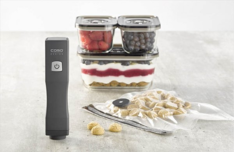 Ein Vakuumiergerät mit Beeren-Desserts und Keksen in einem Beutel.
