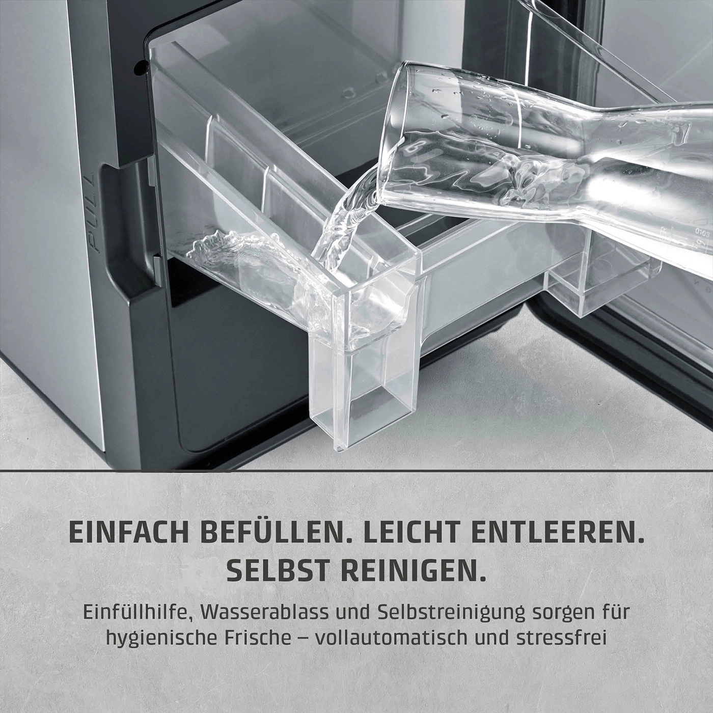 Ein Eisbereiter mit Wassereinfüllung und Reinigungshinweisen auf Deutsch