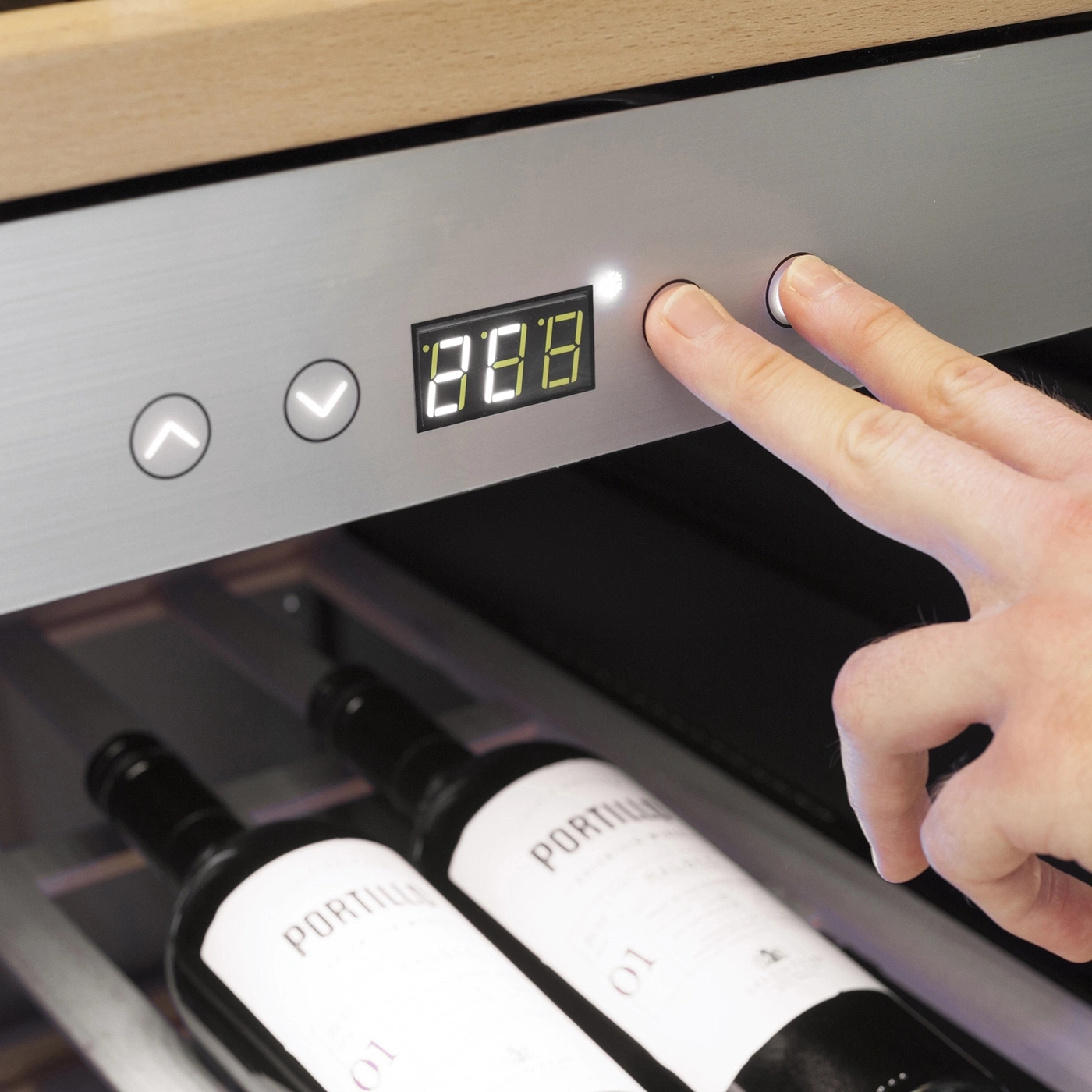 Weinkühler mit Temperaturanzeige und Bedienung durch Fingerdruck.