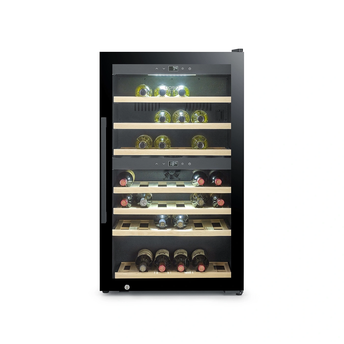 Ein moderner Weinkühlschrank mit Glastür und Holzböden, gefüllt mit Weinflaschen.
