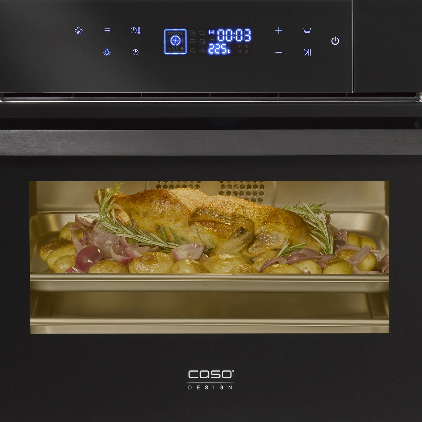 Ofen mit Hähnchen, Kartoffeln und Zwiebeln. Digitalanzeige mit Zeit und Temperatur.