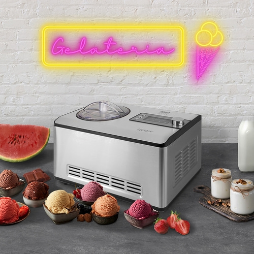 Eismaschine mit verschiedenen Eissorten und Wassermelone.