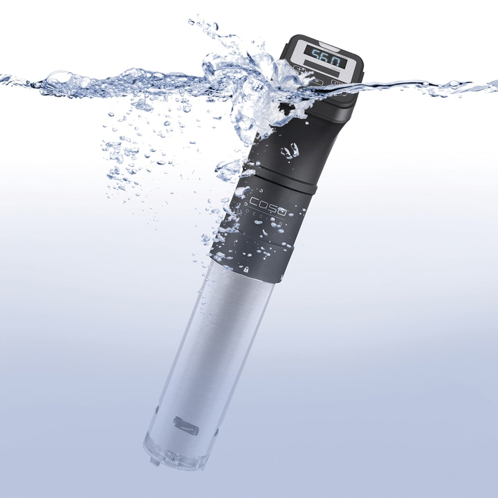Sous-Vide-Garer im Wasser, mit digitaler Anzeige, umgeben von Wasserblasen.