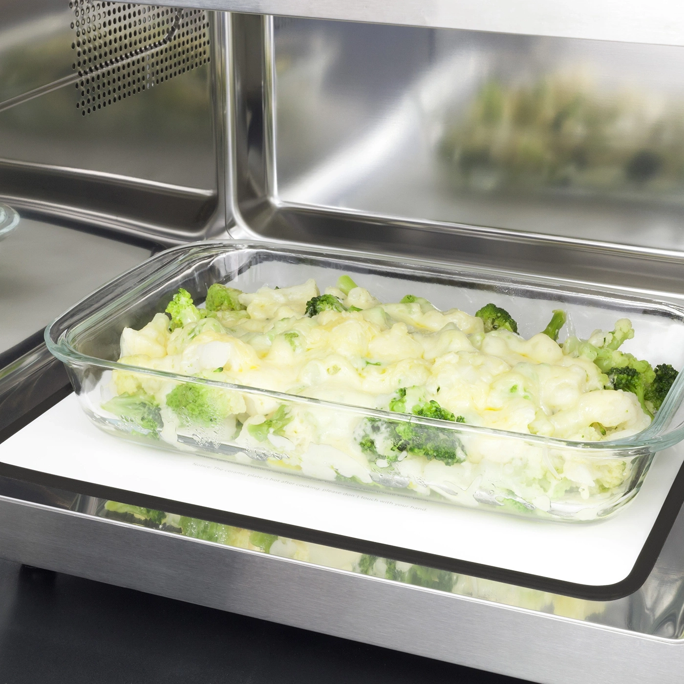 Brokkoli-Auflauf in Glasform im Ofen, bereit zum Servieren.