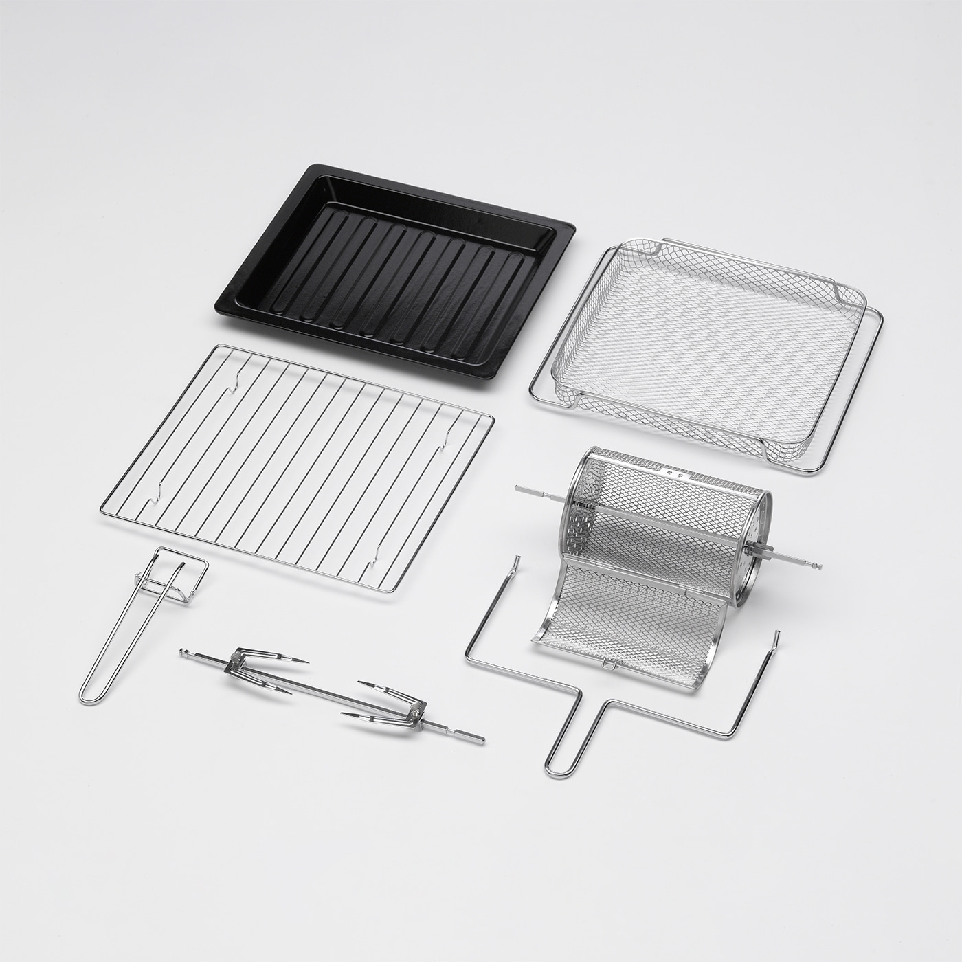 Zubehörteile für einen Ofen, darunter ein Backblech und ein Grillrost.