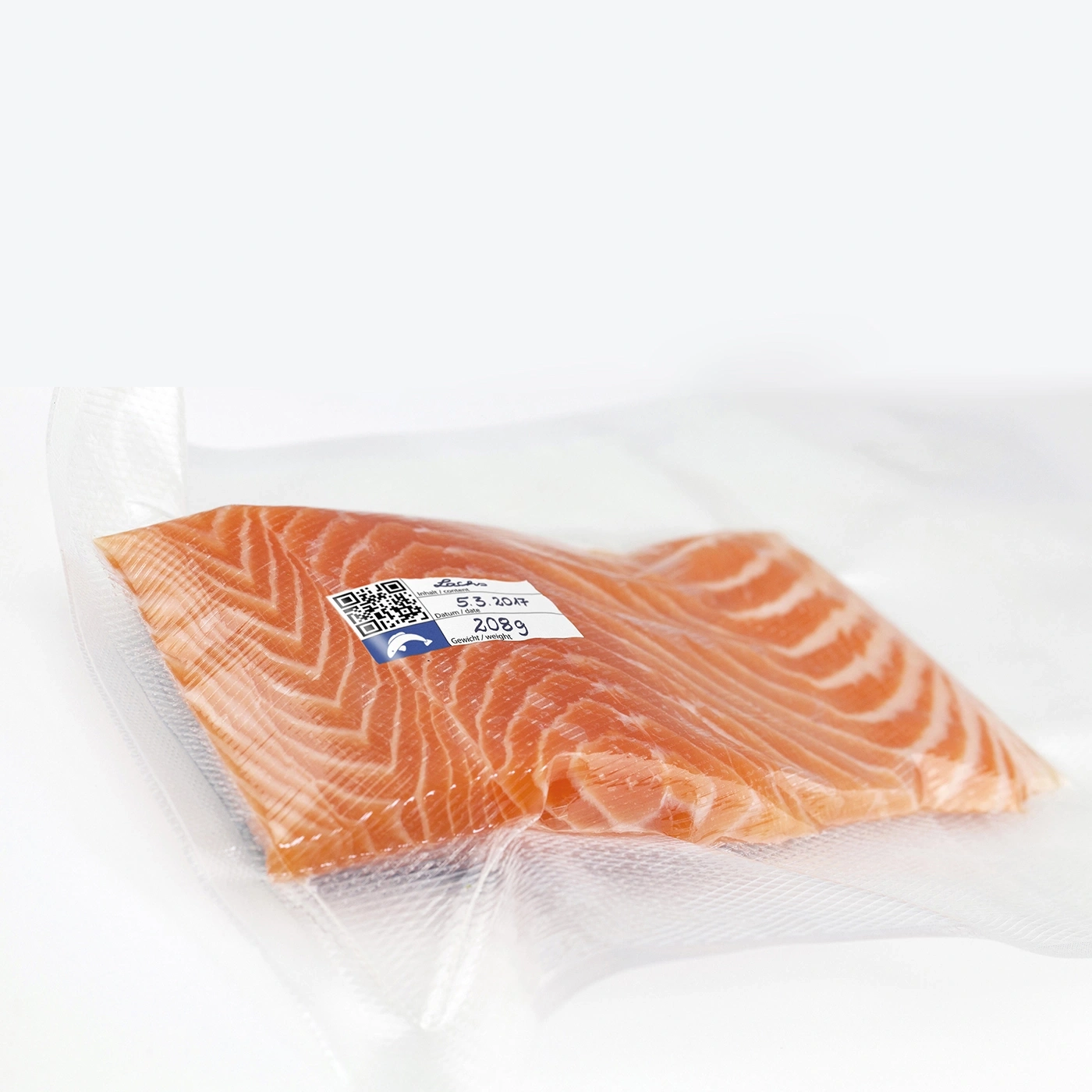 Lachsfilet in Folie verpackt, mit Etikett, Datum und Gewicht.