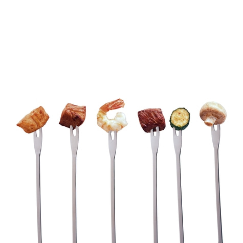 Verschiedene Lebensmittel auf Gabeln, bereit zum Kochen oder Essen, isoliert